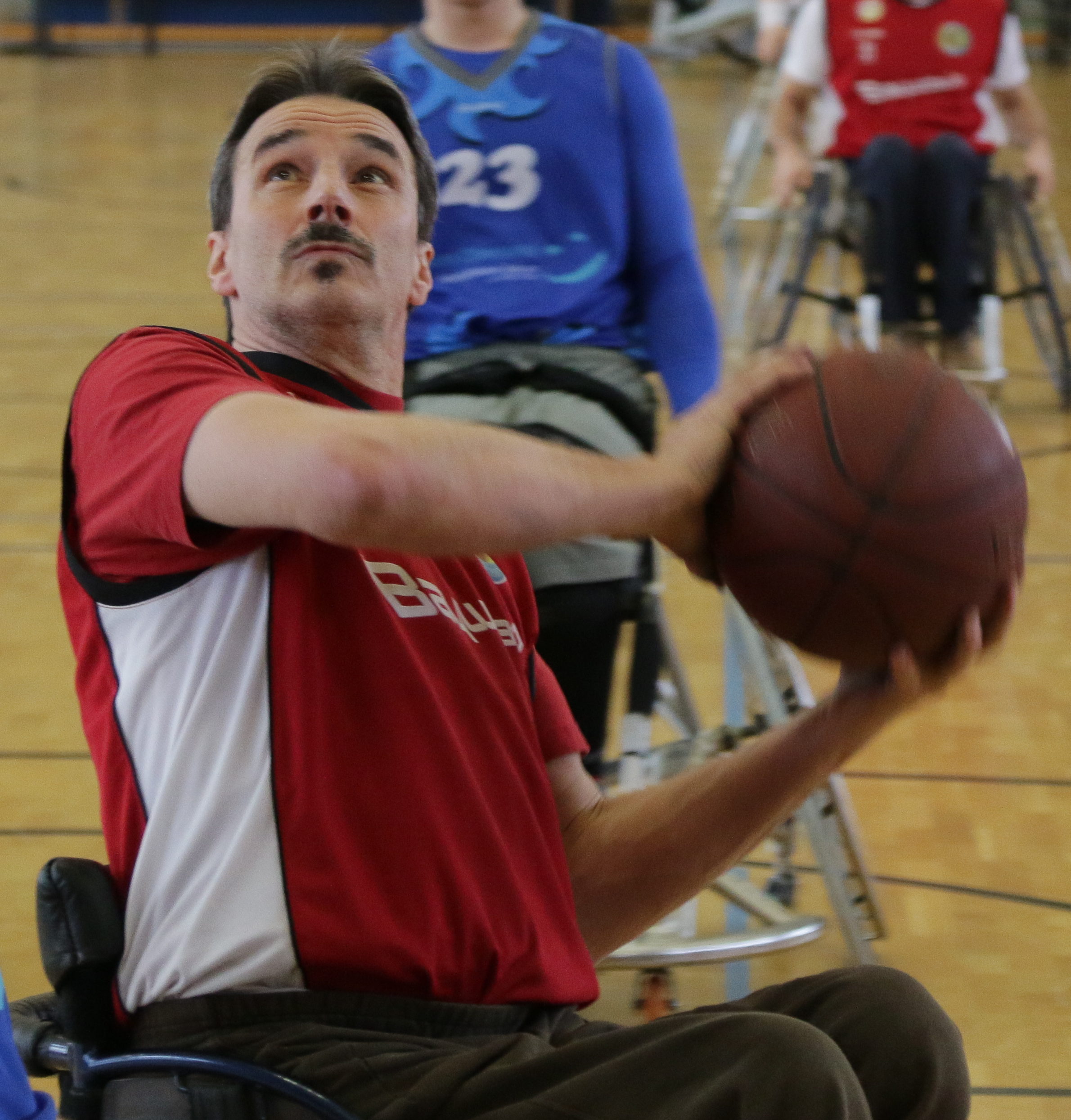 Rollstuhlbasketballer mit Ball
