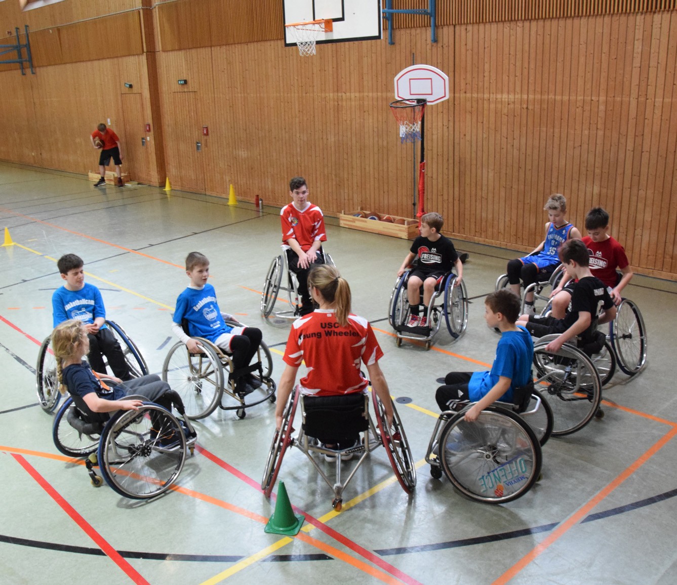Basketballcamp Freising Rollstuhlbasketballer im Kreis